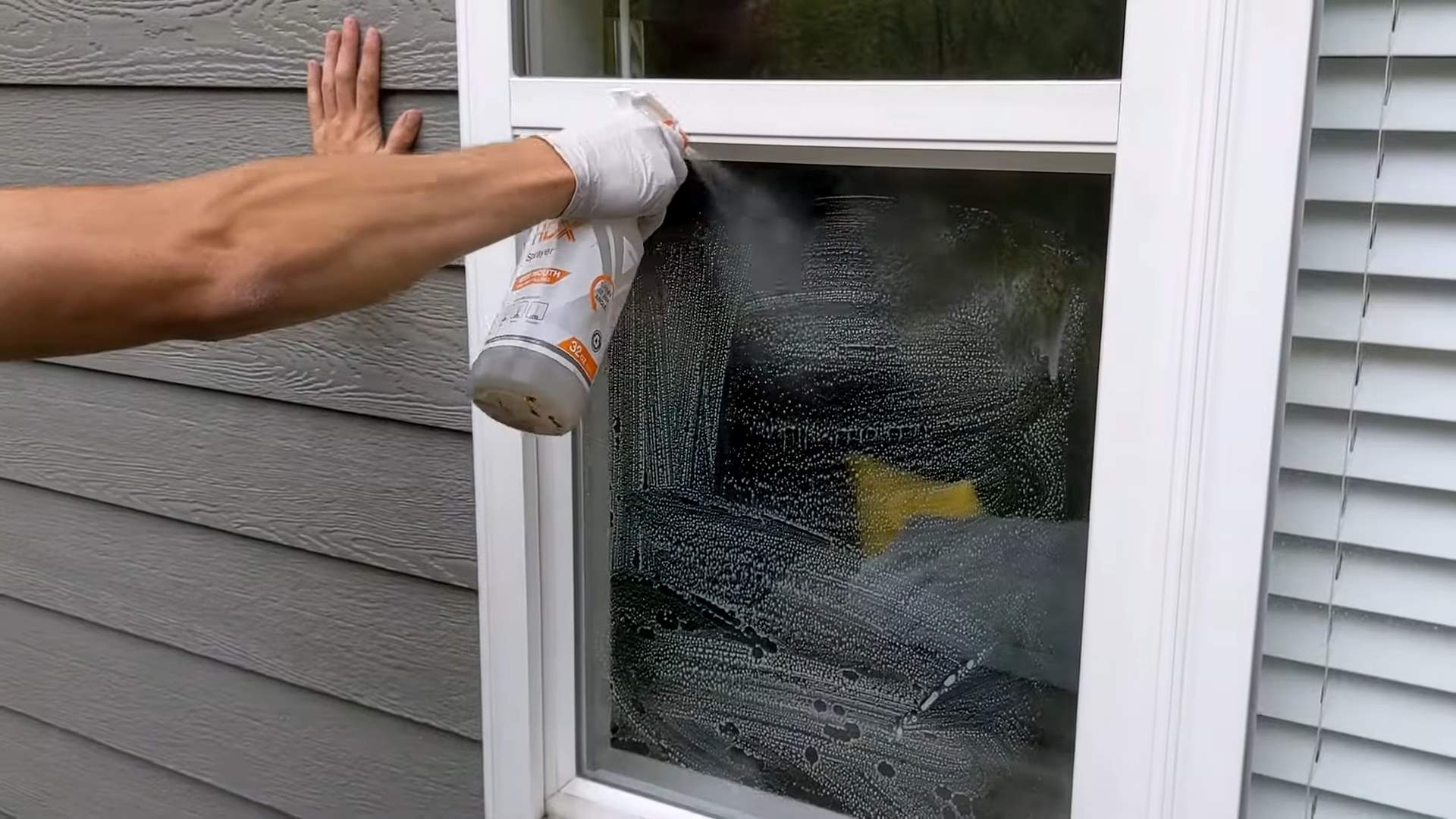 Hartnäckige Wasserflecken Fenster entfernen